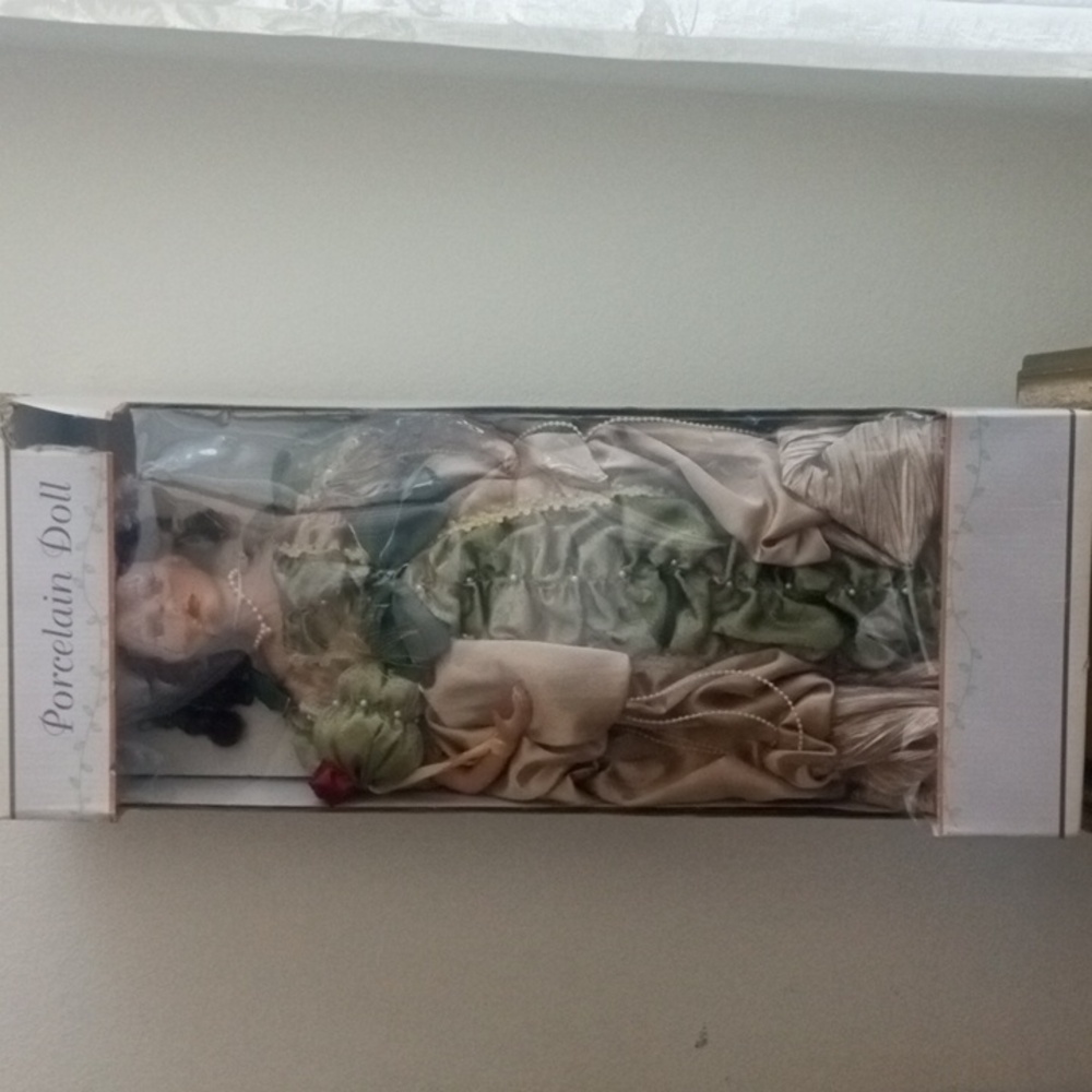 Victorian Porcelain Doll w Box 17" Midwestern Home Products - Picture 14 of 15